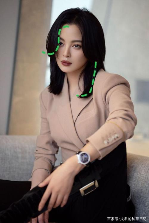口里面一个女 口里面一个女