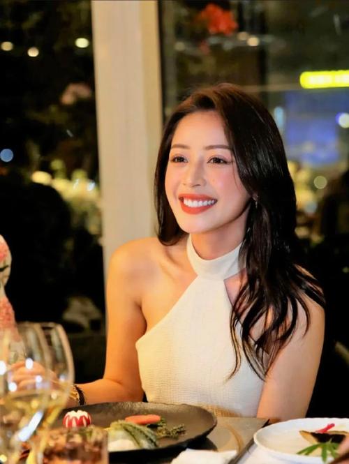 李玟劲爆身材 李玟路边与男艺人热聊！穿露脐